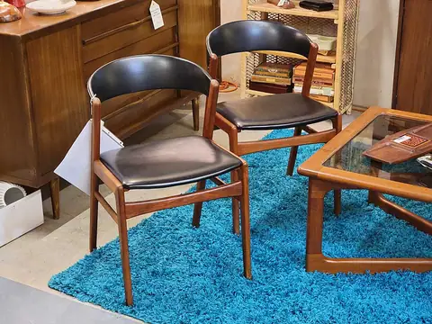 Mid-century armchair and glass-top table on a turquoise rug at Picker Joe's Antique Mall in Savannah, GA