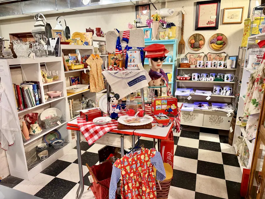 Retro kitchen booth at Picker Joe's Antique Mall in Savannah, GA